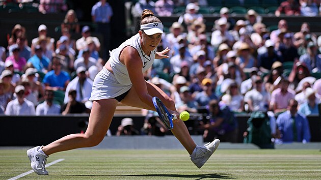 Linda Noskov� sp�ch� za balonkem ve �tvrtfin�le Wimbledonu.