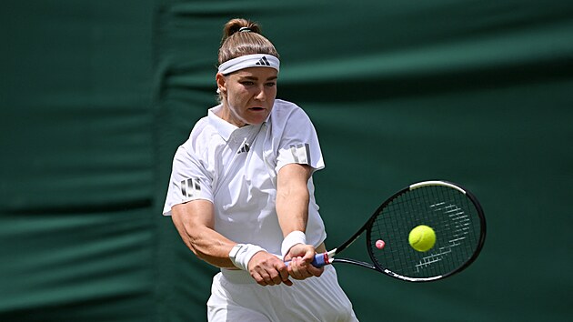 Karol�na Muchov� ve druh�m kole Wimbledonu.