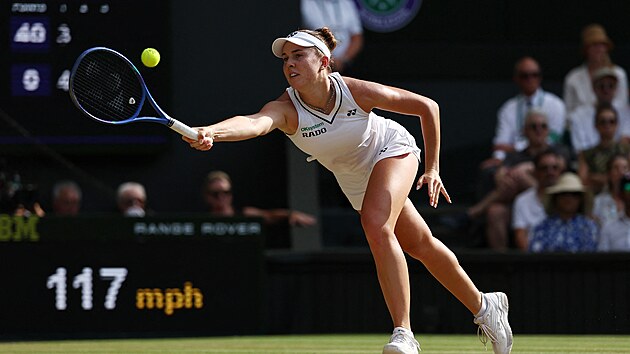Linda Noskov� se natahuje po balonku v semifin�le Wimbledonu.