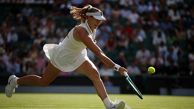 Ruska Mirra Andrejevov� sp�ch� za balonkem ve druh�m kole Wimbledonu.