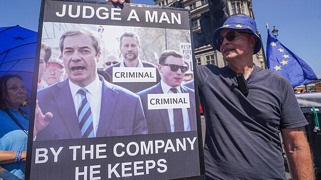 P�ed britsk�mi dopl�ovac�mi volbami se ve Westminsteru se�li odp�rci kandiduj�c�ho Nigela Farage. (8. �ervence 2026)