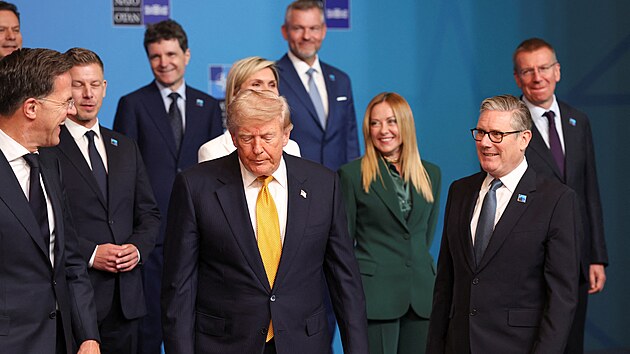 Sv�tov� l�d�i na summitu NATO v Anka�e. Mezi nimi americk� prezident Donald Trump, italsk� premi�rka Giorgia Meloniov�, ��f NATO Mark Rutte �i britsk� premi�r Keir Starmer. (8. �ervence 2026)
