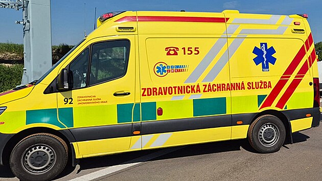 Srážka autobusu a pěti aut. Vjely do hustého dýmu z hořícího pole, několik zraněných