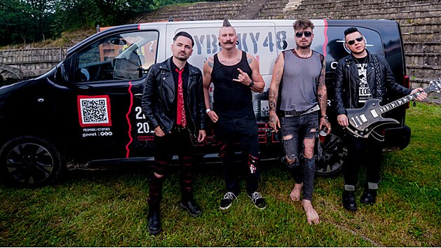 Punk je mrtvej, a� �ije vyh��v�n� seda�ek! �ty�icet fes��k� a tis�ce kilometr� na cest�ch? Zapome�te na punkovou anarchii v polorozpadl� dod�vce s v�n� levn�ho piva. Popul�rn� kapela Rybi�ky 48 letos obr�� republiku v luxusn� osmim�stn� zafi�e a aparaturu jim poslu�n� tahaj� dv� ob�� movana. Opel dr�� basu s �esk�m bigb�tem a zaji��uje, aby se Rybi�ky 48 c�tily na dlouh�ch cest�ch jako ryby ve vod� � ide�ln� v t� v��ivkov�.