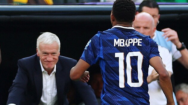Francouzsk� tren�r Didier Deschamps se klan� st��dan�mu Kylianu Mbapp�mu v...