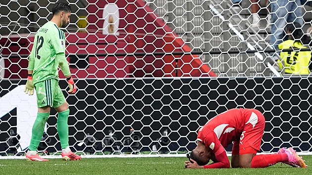 �v�carsk� obr�nce Manuel Akanji kles� do kolen pot�, co v osmifin�le MS proti...