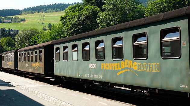 Parn� �eleznice Fichtelbergbahn spojuje m�sto Cranzahl s l�ze�sk�m st�ediskem Kurort Oberwiesenthal pod vrcholem Fichtelbergu.