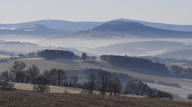 Pohled na Kru�n� hory s nejvy���mi sask�mi vrcholy Fichtelberg a Keilberg