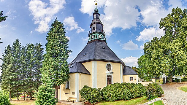 Dominanta Seiffenu, osmibok� kostel Bergkirche,
pat�� k nejfotografovan�j��m pam�tk�m sask�ch Kru�n�ch hor.