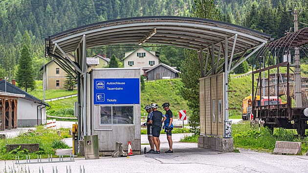 Cyklist� mohou zdolat alpsk� h�eben s pomoc� vlakov�ho tunelu Tauernschleuse (B�ckstein�Mallnitz).