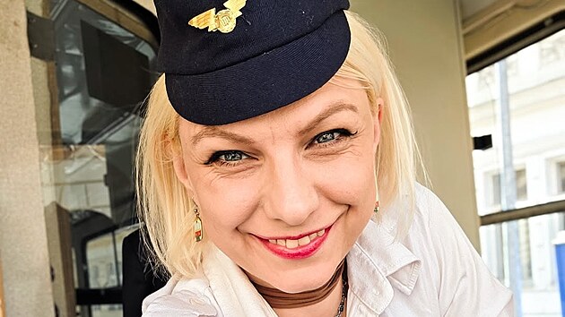 Karol�na Hubkov� vydala p�ed p�r lety sv�j Den�k tramvaja�ky kni�n�. ��dit tramvaj cht�la u� odmali�ka.