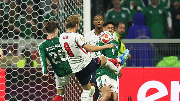 Mexi�an Brian Guti�rrez fauluje Angli�ana Harryho Kanea