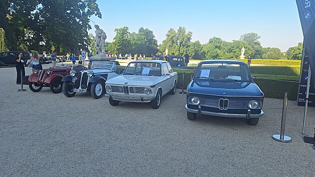��st expozice BMW firmy RenoCar Classic v�etn� dvou z�stupc� n�kdej�� �Neue Klasse�. Vpravo od st�nku vystavili i nov� elektromobil BMW iX3, z�stupce Neue Klasse dne�ka.