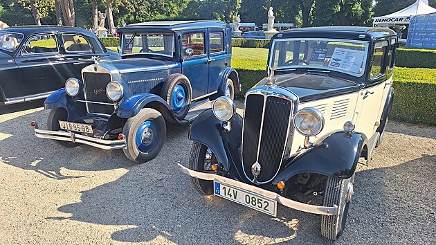 Dva vozy klasick� koncepce: vlevo �eskoslovensk� Praga Piccolo z roku 1930, vpravo o �ty�i roky mlad�� Standard Ten z Velk� Brit�nie
