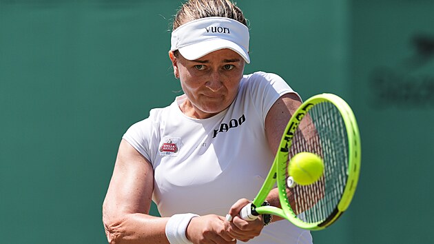 Barbora Krej��kov� hraje bekhend v osmifin�le Wimbledonu.