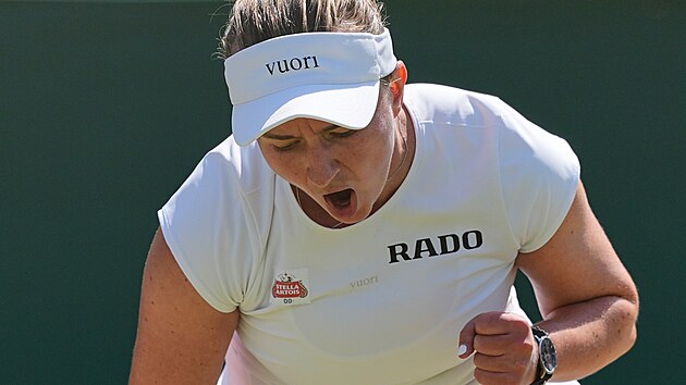 Barbora Krej��kov� se hecuje v osmifin�le Wimbledonu.