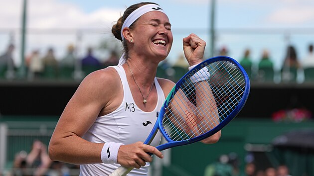 Marie Bouzková se raduje z výhry ve třetím kole Wimbledonu.