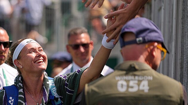 Marie Bouzkov� slav� s fanou�ky postup do osmifin�le Wimbledonu.
