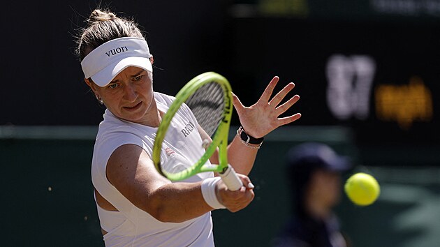 Barbora Krej��kov� hraje forhend v osmifin�le Wimbledonu.