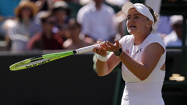 Barbora Krej��kov� se roz�iluje v osmifin�le Wimbledonu.