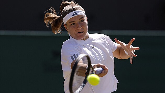 Karol�na Muchov� hraje forhend v osmifin�le Wimbledonu.