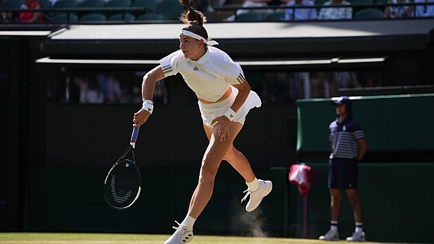 Karol�na Muchov� pod�v� ve �tvrtfin�le Wimbledonu.