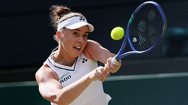 Linda Noskov� hraje bekhend v osmifin�le Wimbledonu.