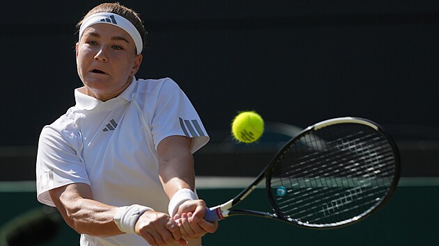 Karol�na Muchov� hraje bekhend ve �tvrtfin�le Wimbledonu.