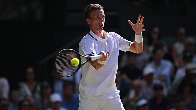 Ji�� Lehe�ka hraje forhend v osmifin�le Wimbledonu.