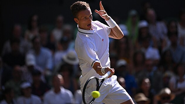 Ji�� Lehe�ka hraje forhend v osmifin�le Wimbledonu.