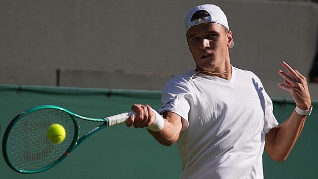Jakub Men��k hraje forhend ve druh�m kole Wimbledonu.
