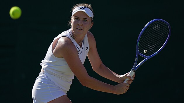 Linda Nosková se soustředí na míček ve třetím kole Wimbledonu.