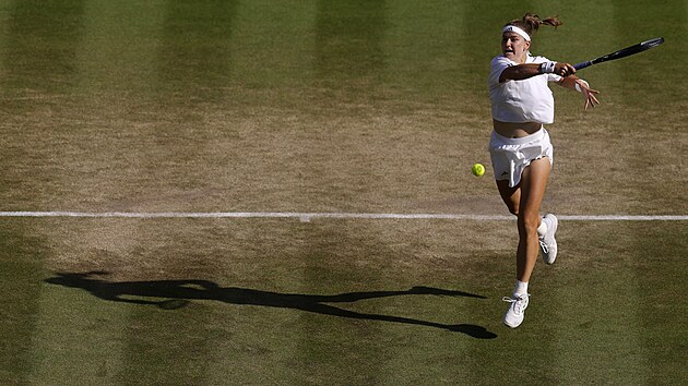 Karol�na Muchov� ve �tvrtfin�le Wimbledonu.