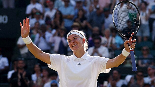 Karol�na Muchov� slav� v�hru ve �tvrtfin�le Wimbledonu.