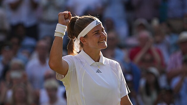 Karol�na Muchov� se raduje z postupu do semifin�le Wimbledonu.