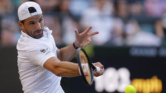 Grigor Dimitrov hraje forhend ve druh�m kole Wimbledonu.