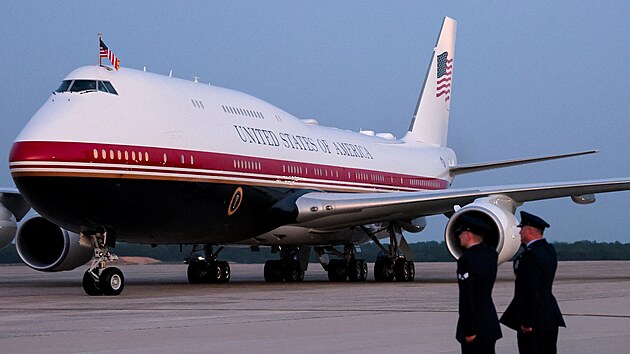 Letadlo Air Force One, darovan� katarskou vl�dou, p�ist�v� s americk�m prezidentem Donaldem Trumpem na z�kladn� Joint Base Andrews. (1. �ervence 2026)