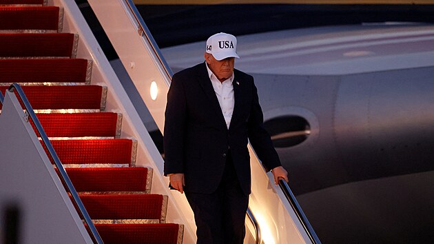 Americk� prezident Donald Trump vystupuje z nov�ho letadla. (1. �ervence 2026)