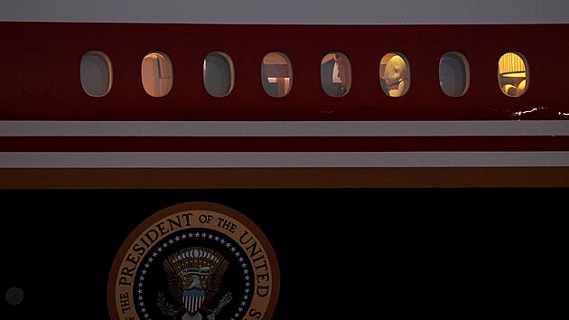 Donald Trump na palub� letadla (1. �ervence 2026)