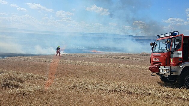 Na více místech Znojemska hořela pole. U Vítonic hasiči vyhlásili třetí stupeň