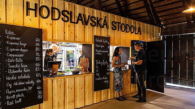 Opraven� Hodslavsk� stodola nab�z� n�v�t�vn�k�m Vala�sk� d�diny v ro�novsk�m skanzenu komfortn�j�� ob�erstven� i nov� v�stavn� prostory. (�erven 2026)