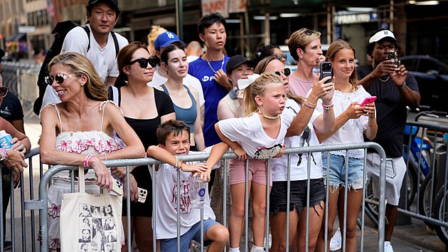 Fanou�ci se shroma��uj� p�ed newyorskou ar�nou Madison Square Garden p�ed svatbou Taylor Swift a Travise Kelceho v p�tek 3. �ervence 2026 v New Yorku.