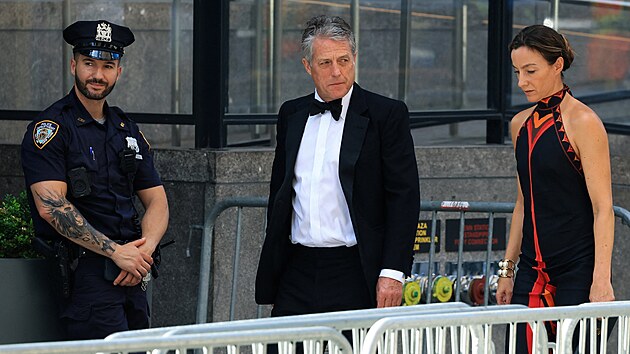 Herec Hugh Grant s man�elkou Annou Elisabet Ebersteinovou p�ich�zej� do newyorsk� ar�ny Madison Square Garden, kde se 3. �ervence 2026 konaly svatebn� oslavy zp�va�ky Taylor Swift a hr��e americk� fotbalov� ligy NFL Travise Kelceho.