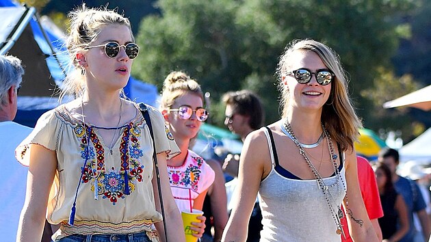 Po letech dohad� je jasno. Cara Delevingne v roce 2026 p�iznala, �e s Amber Heardovou pro�ila kr�tk� milostn� rom�nek. Spole�n� foto poch�z� z roku 2016.