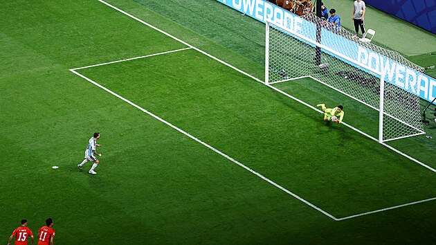 Argentinsk� �to�n�k Lionel Messi neprom��uje penaltu v utk�n� s Egyptem.