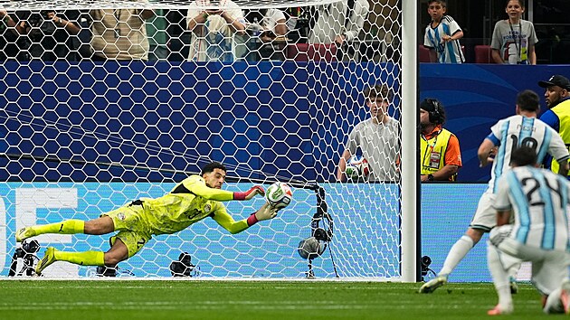 Egyptsk� brank�� Mustafa �ubajr chyt� penaltu Lionelu Messimu v utk�n� s...