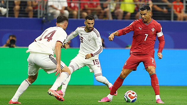 Portugalsk� �to�n�k Cristiano Ronaldo s m��em u nohy b�hem utk�n� proti...