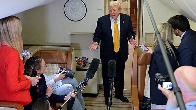 Trump let�l z Ankary star�m Air Force One, do nov�ho p�esedl z bezpe�nostn�ch d�vod� a� v Anglii. (9. �ervence 2026)