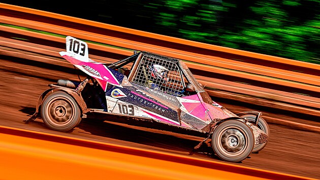 Autocross sürücüsü Novotný, Nová Paca'daki kendi evindeki yarışa hazırlanıyor