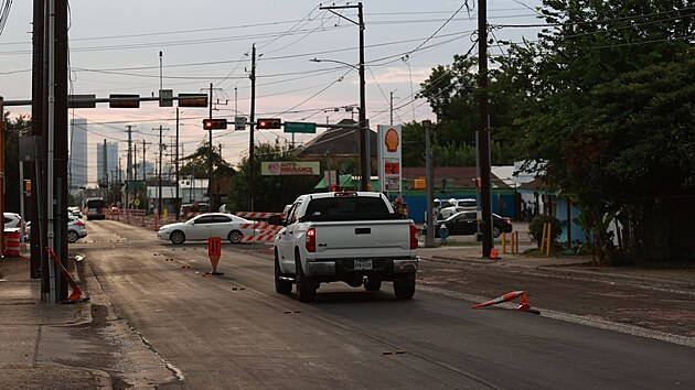 Agent americk�ho ��adu pro imigraci a cla (ICE) v �ter� v texask�m Houstonu zast�elil migranta z Mexika jm�nem Lorenzo Salgado Araujo. Lid� vyrazili demonstrovat na m�sto, kde mu� zem�el. (7. �ervence 2026)